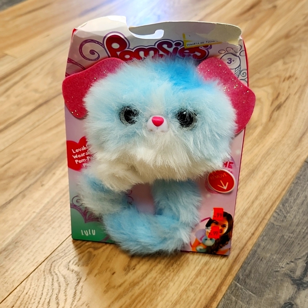 Loveable wearable po pom pet toy